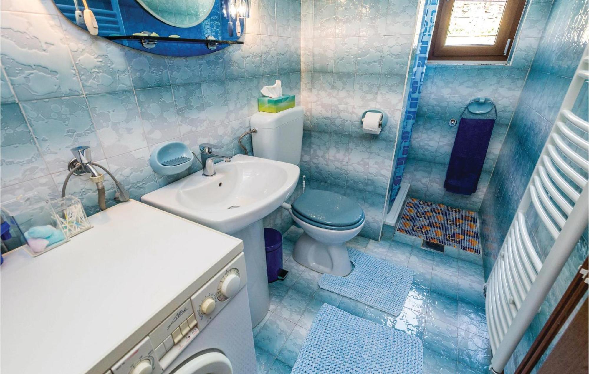 2 Bedroom Lovely Apartment In 洛夫兰 外观 照片
