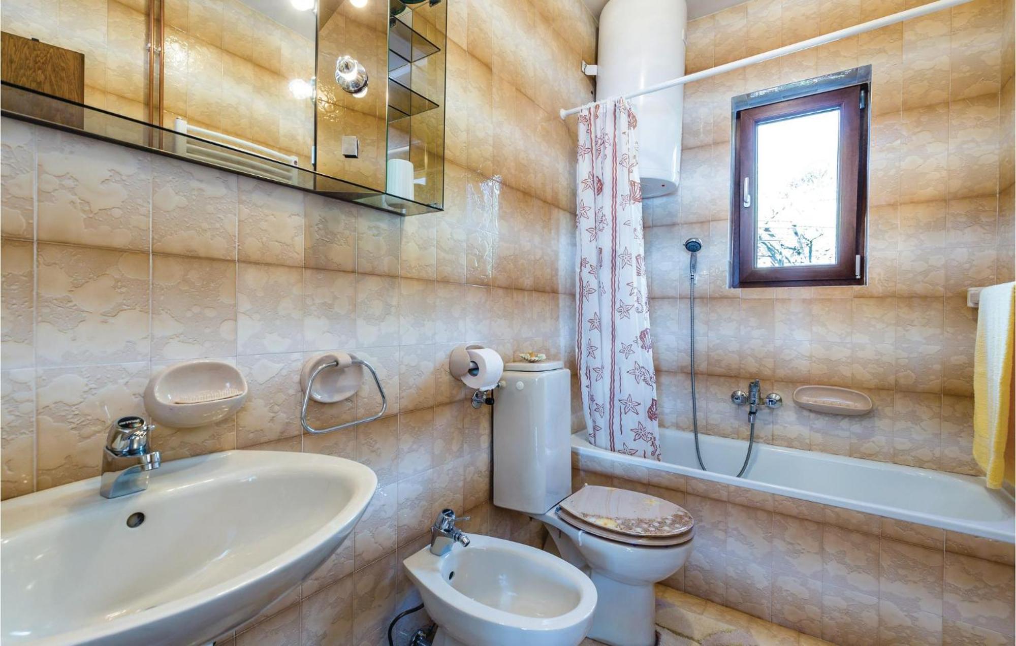 2 Bedroom Lovely Apartment In 洛夫兰 外观 照片