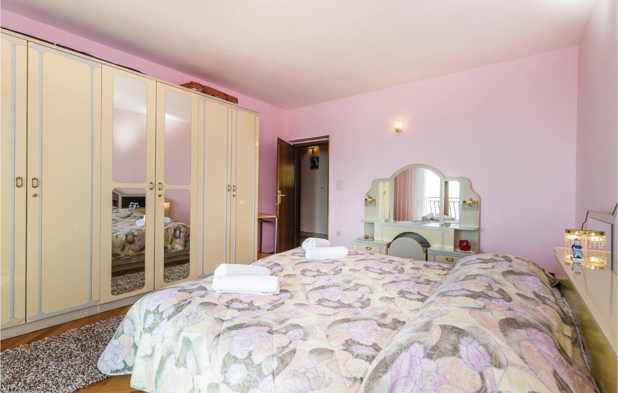 2 Bedroom Lovely Apartment In 洛夫兰 外观 照片